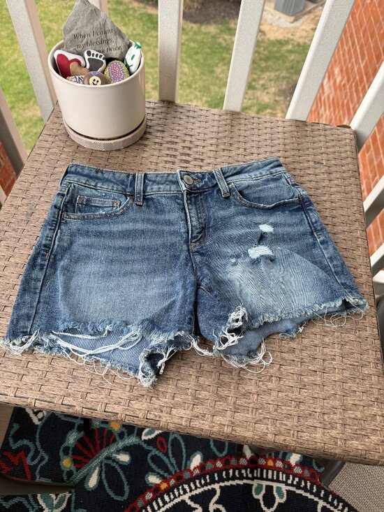 SO Pants - SO Women’s Distressed Denim Shorts Size 9 29W Blue Frayed Raw Hem Mid Rise